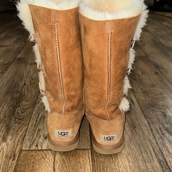 ⚡️HP⚡️UGG Chestnut Bailey Button Triplet Shearling Suede Boots - Picture 4 of 8